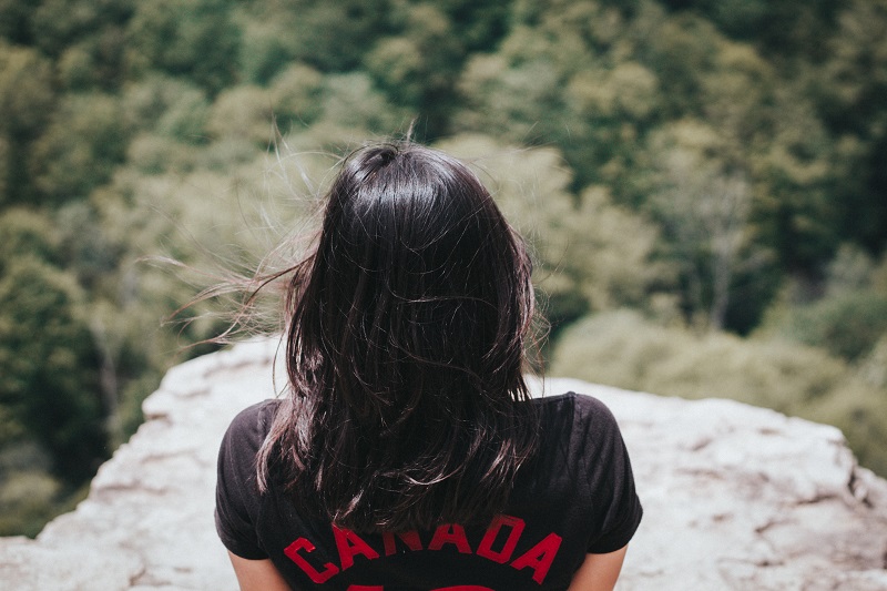 alumna de año escolar en canada con una camiseta con el nombre del país