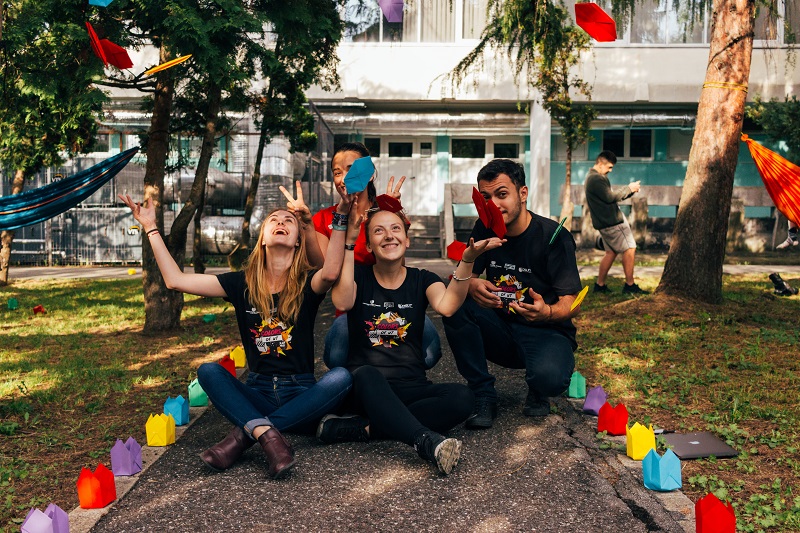 alumnos del programa de año escolar en canada durante un descanso de las clases