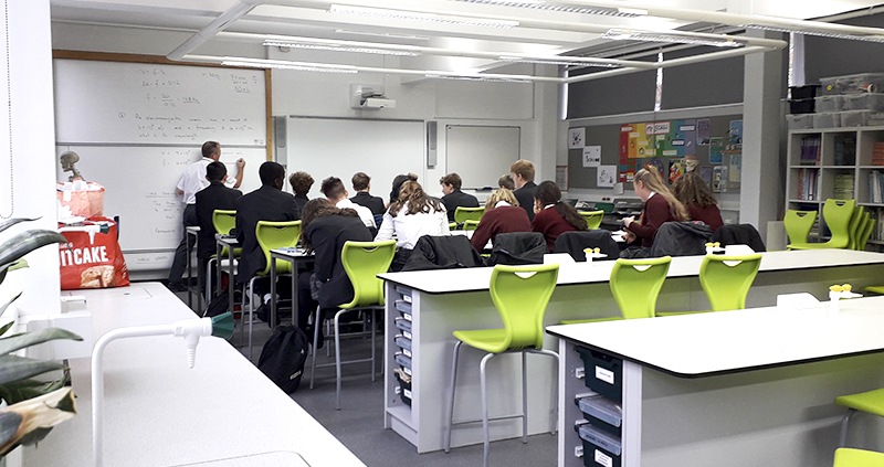 Clase de química en Kent College