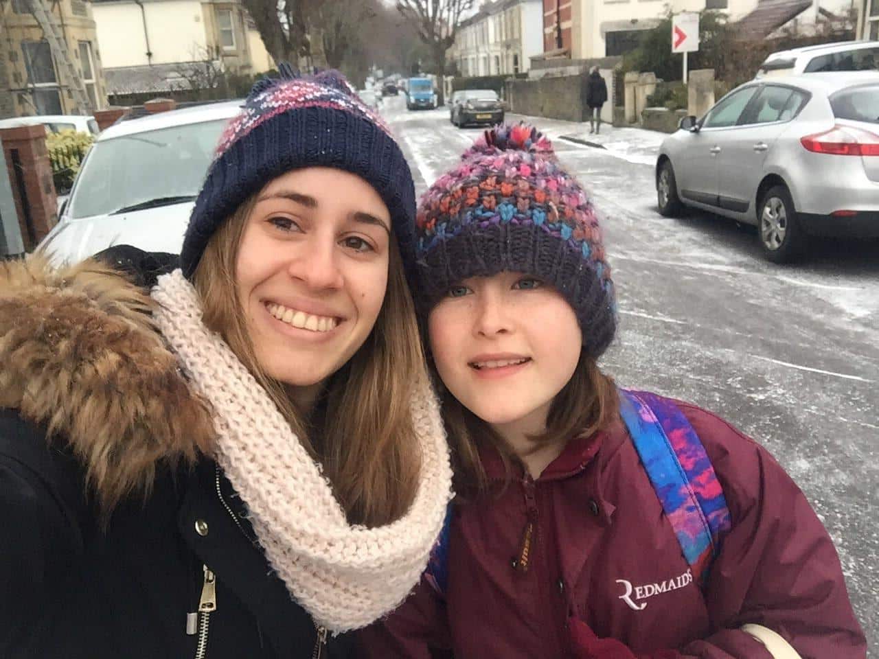 au pair con su host sister de 10 años