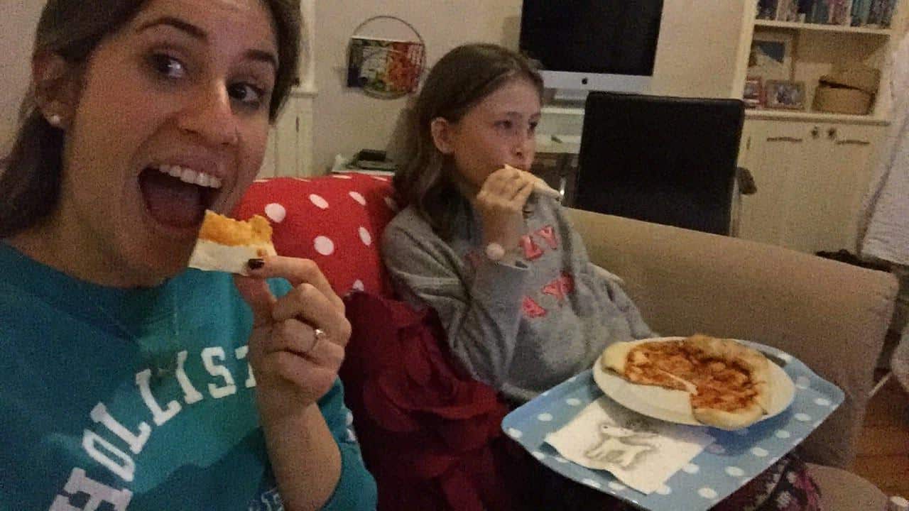 au pair con su host sister
