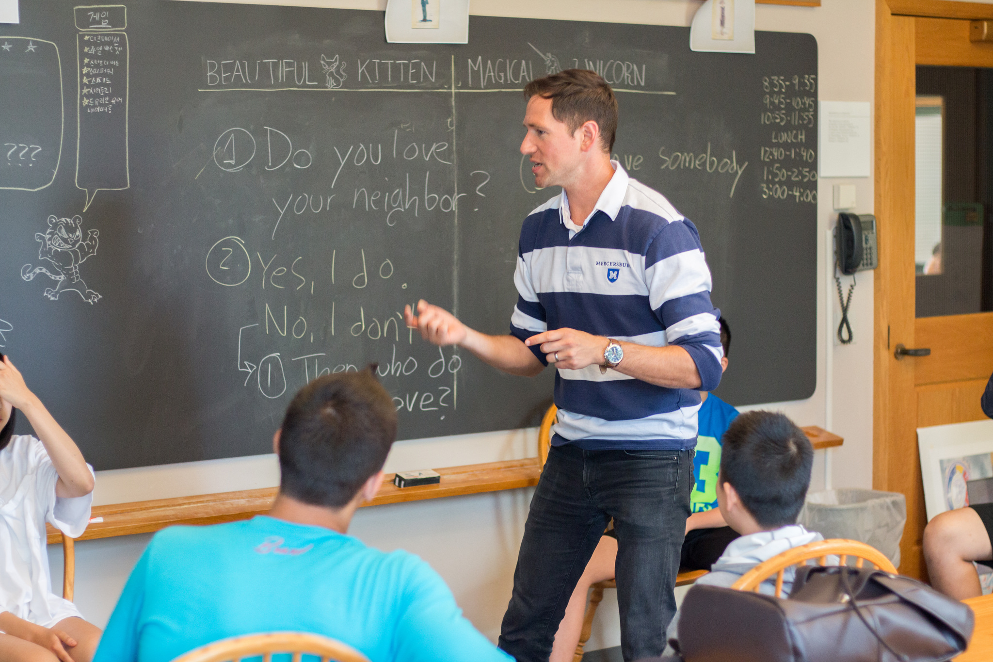 Profesor dando clase de inglés