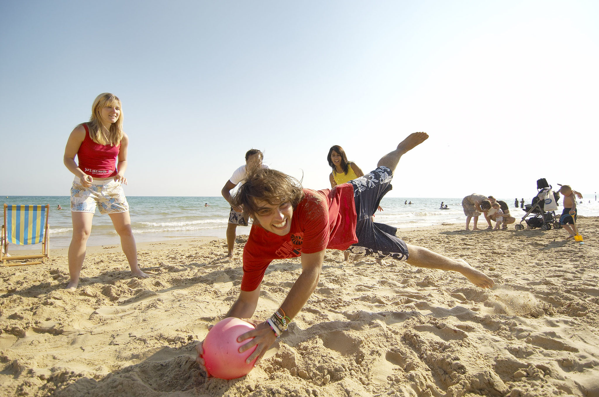 familia jugando en la playa 