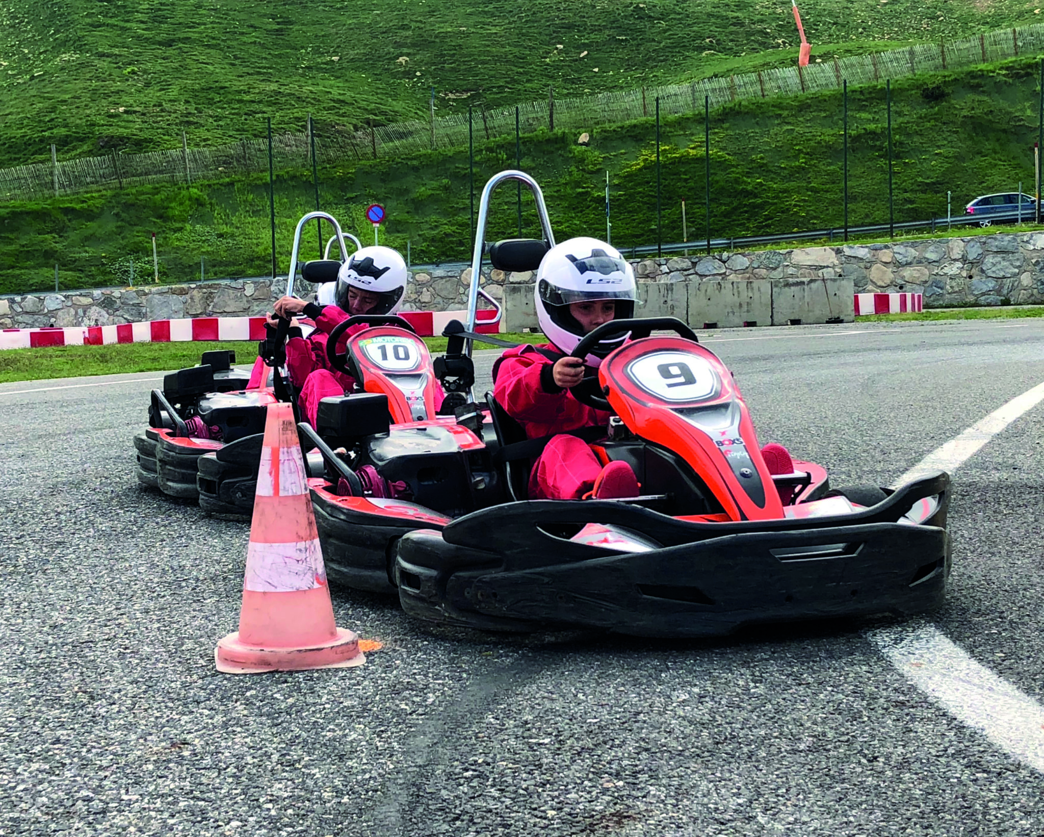 Jóvenes montando en karts