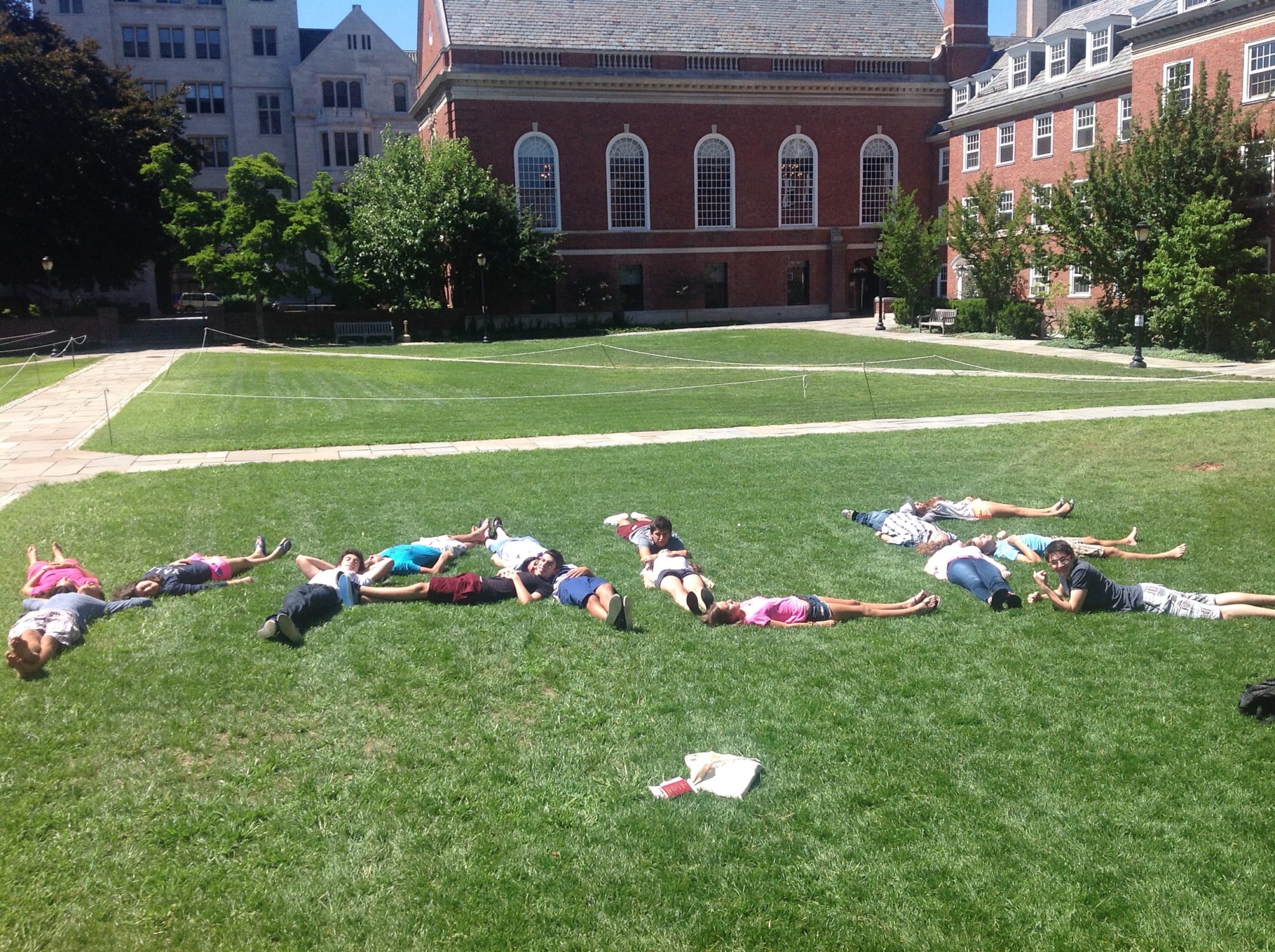 Estudiantes en el jardín de Yale