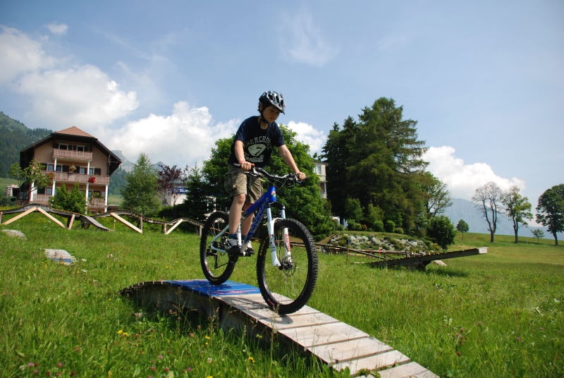 Jóven montando en bici