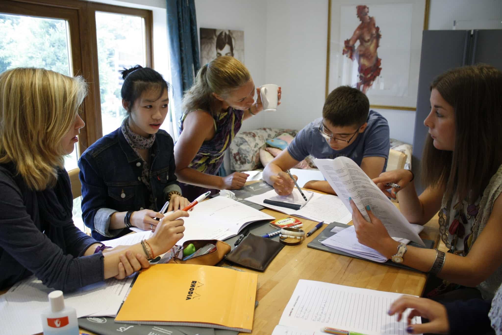 clase de inglés en casa clase de inglés en casa con varios estudiantes