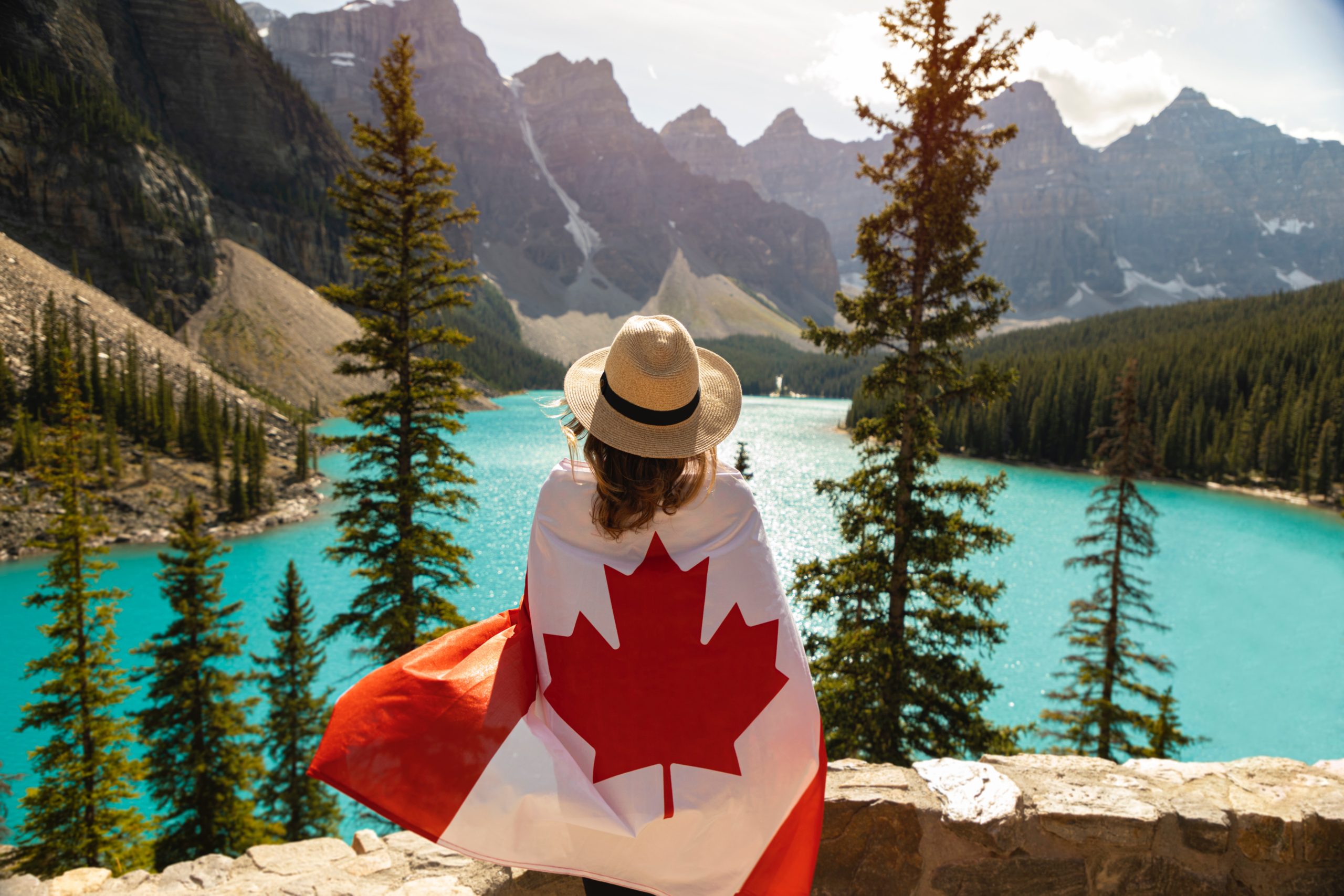 chica con bandera de Canadá
