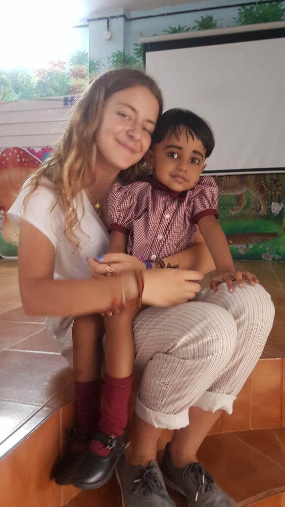 voluntaria india niños