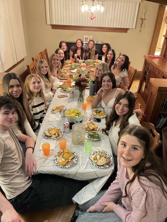 551696C8-C11A-43F0-A971-E9BE35F7587E Estudiante celebrando Thanksgiving Estados Unidos con sus amigos