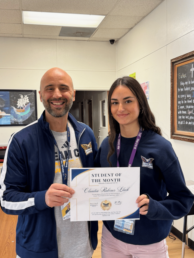 Estudiante con premio a Estudiante del Mes en su bachillerato en el extranjero.