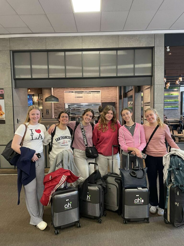 Estudiantes yendo a estudiar su bachillerato en el extranjero.